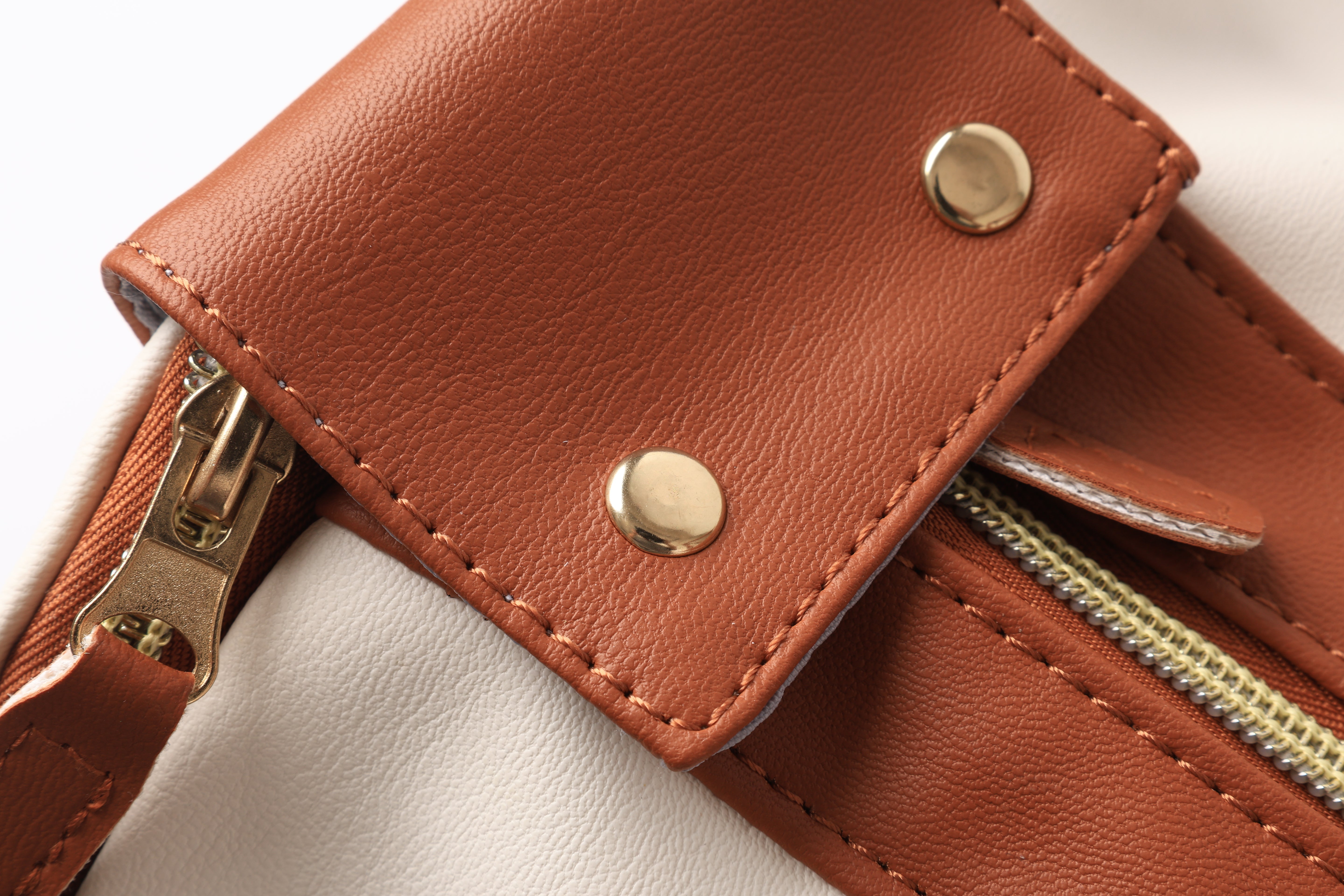 折りたたみ式トラベルレザーバッグ（ウォッシュバッグ付き）